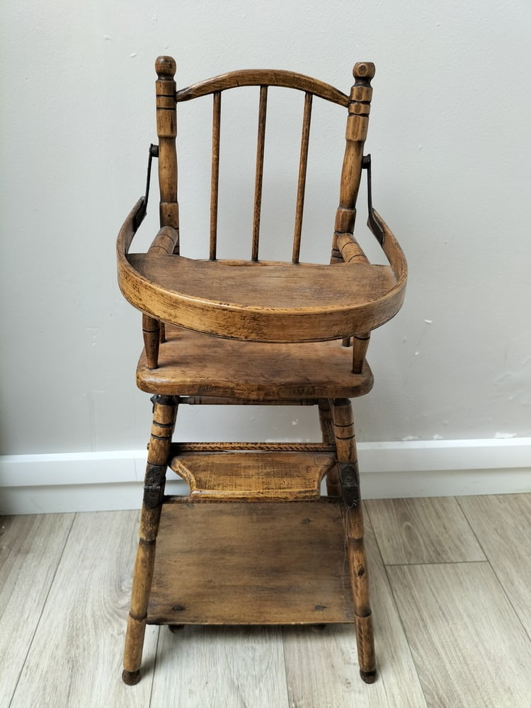 Chaise haute poupée vintage
